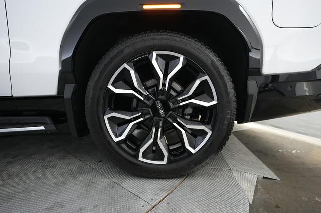 2025 GMC Sierra EV — photo 7 of 15