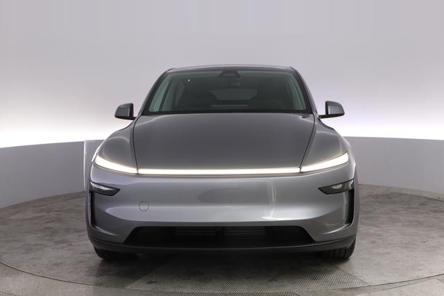 2026 Tesla Model Y — photo 9 of 23