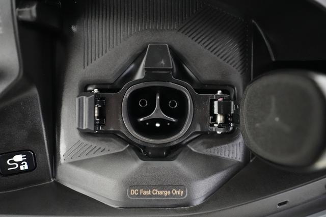 2026 Nissan LEAF — photo 8 of 23
