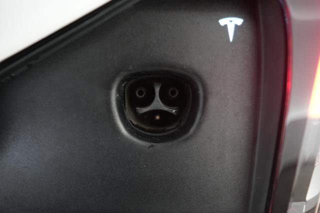 2023 Tesla Model X — photo 8 of 28