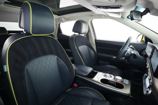 2023 Genesis GV60 — photo 18 of 22