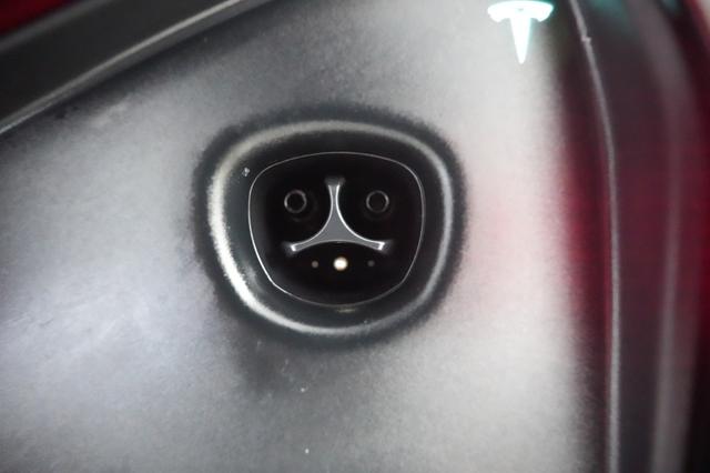 2025 Tesla Model S — photo 8 of 22