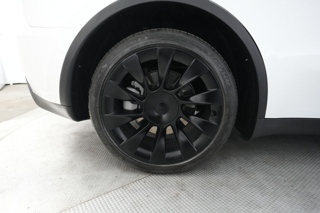 2023 Tesla Model Y — photo 17 of 26