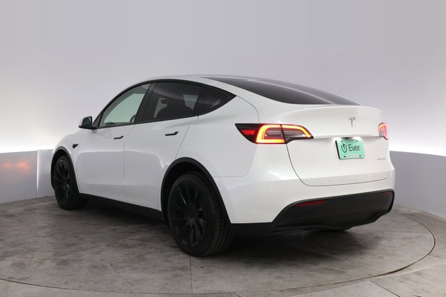 2023 Tesla Model Y — photo 13 of 26