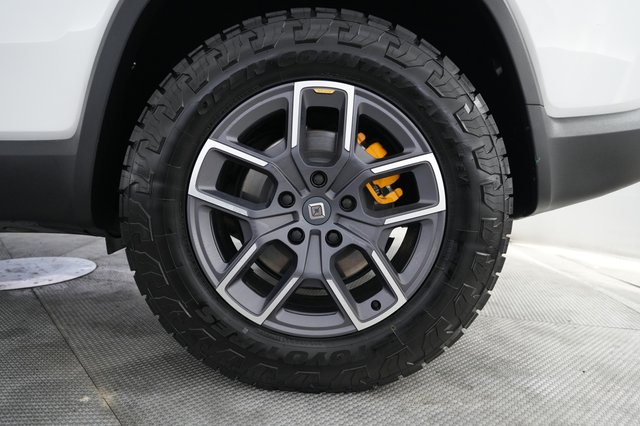 2024 Rivian R1S — photo 7 of 23