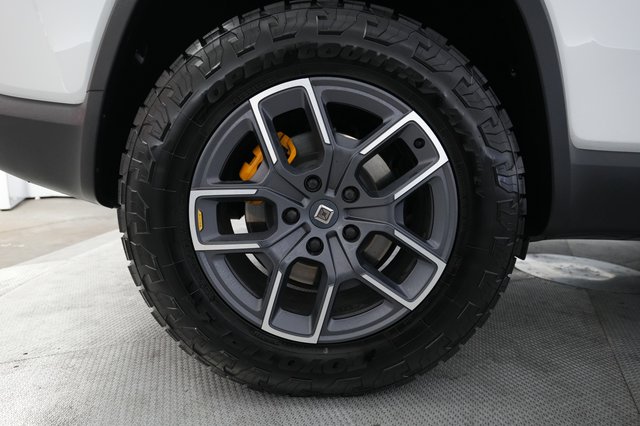2024 Rivian R1S — photo 17 of 23