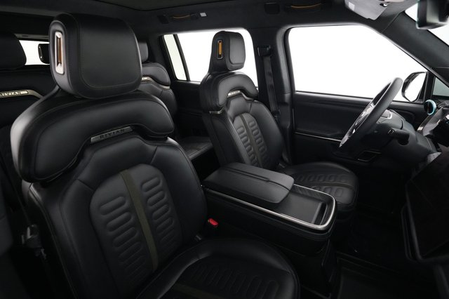 2024 Rivian R1S — photo 18 of 23