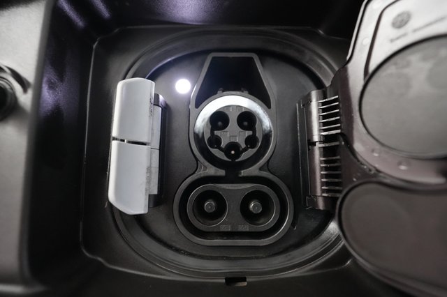2023 BMW i4 — photo 8 of 22