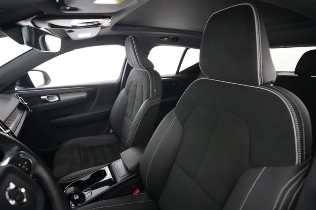 2022 Volvo XC40 Recharge — photo 3 of 21