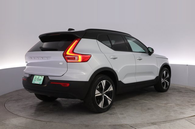2022 Volvo XC40 Recharge — photo 2 of 21