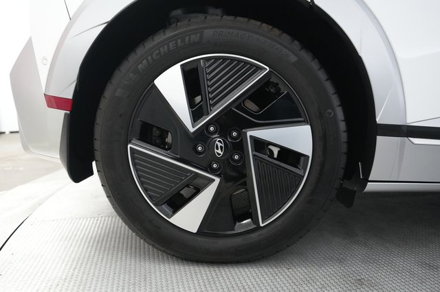 2025 Hyundai IONIQ 5 — photo 17 of 24