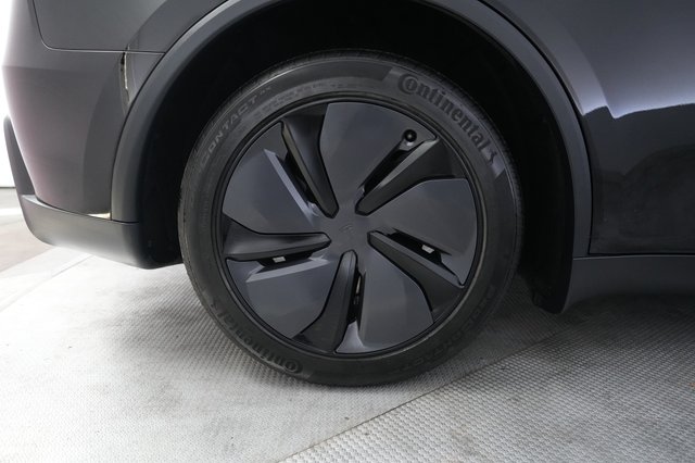 2026 Tesla Model Y — photo 17 of 23