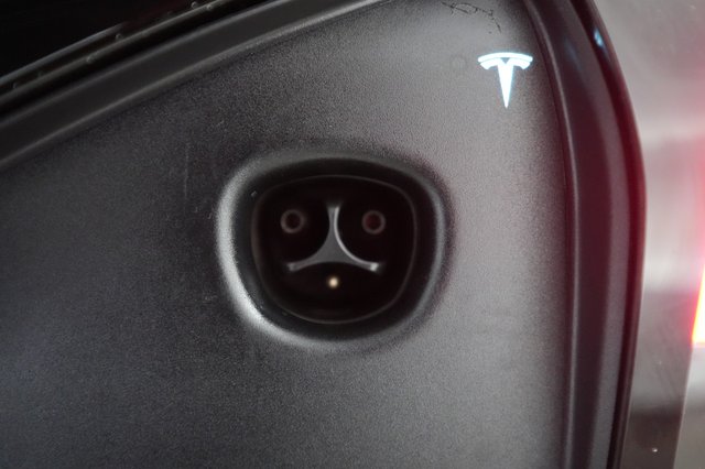 2023 Tesla Model S — photo 8 of 28