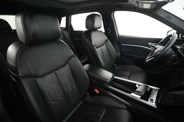 2023 Audi e-tron — photo 18 of 28