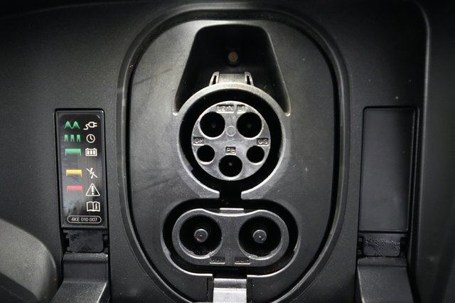 2023 Audi e-tron — photo 8 of 28
