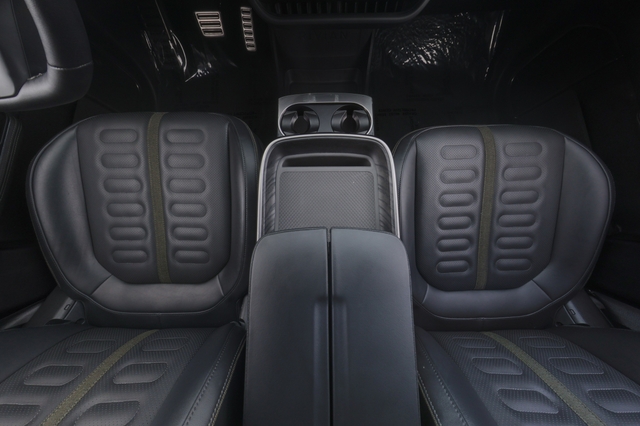 2024 Rivian R1S