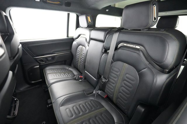 2024 Rivian R1S — photo 19 of 26