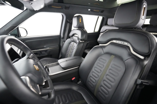 2024 Rivian R1S