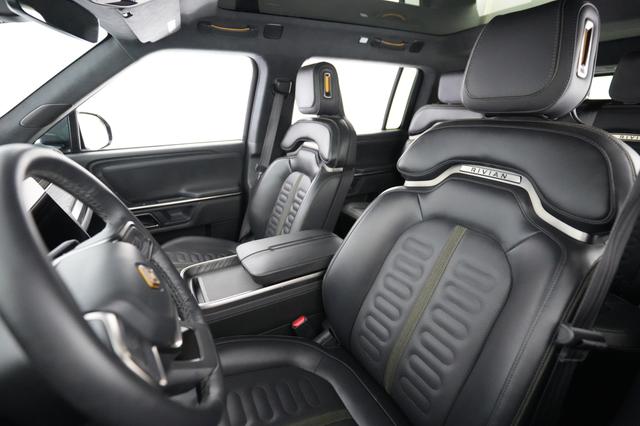 2024 Rivian R1S