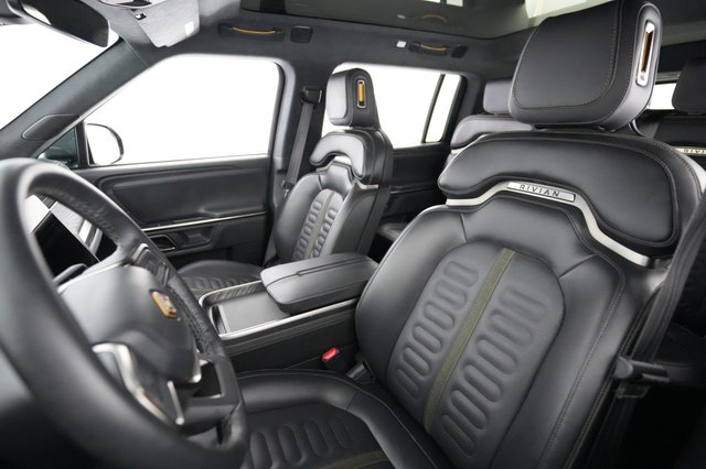 2024 Rivian R1S — photo 3 of 26