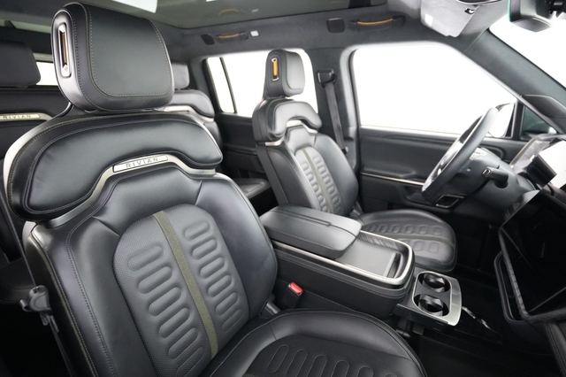 2024 Rivian R1S