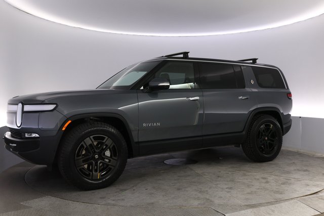 2024 Rivian R1S — photo 14 of 26