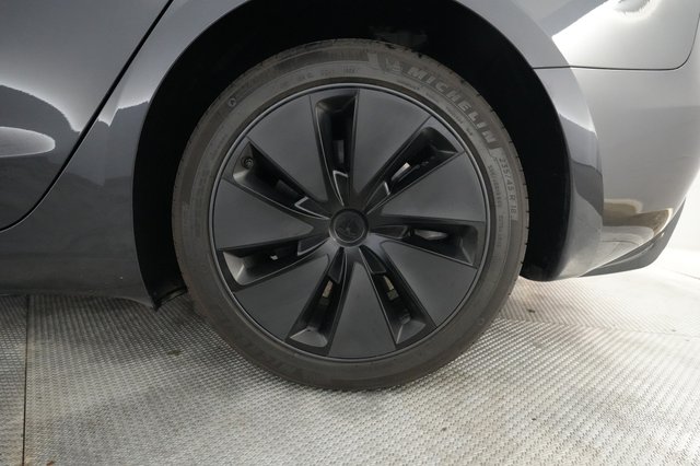 2025 Tesla Model 3 — photo 7 of 21