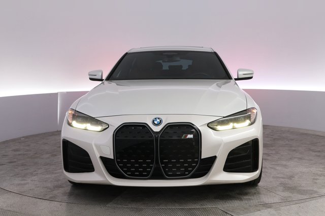2022 BMW i4 — photo 9 of 22