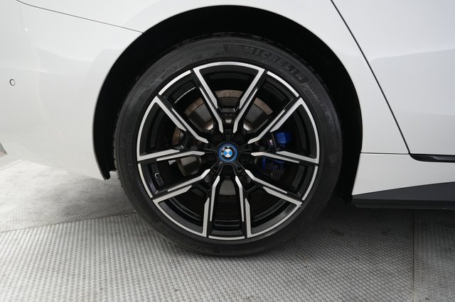 2022 BMW i4 — photo 17 of 22