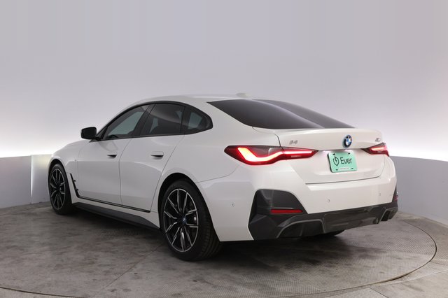 2022 BMW i4 — photo 13 of 22