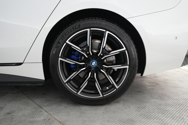 2022 BMW i4 — photo 7 of 22