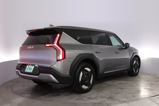 2024 Kia EV9 — photo 2 of 29