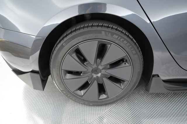 2025 Tesla Model 3 — photo 7 of 23
