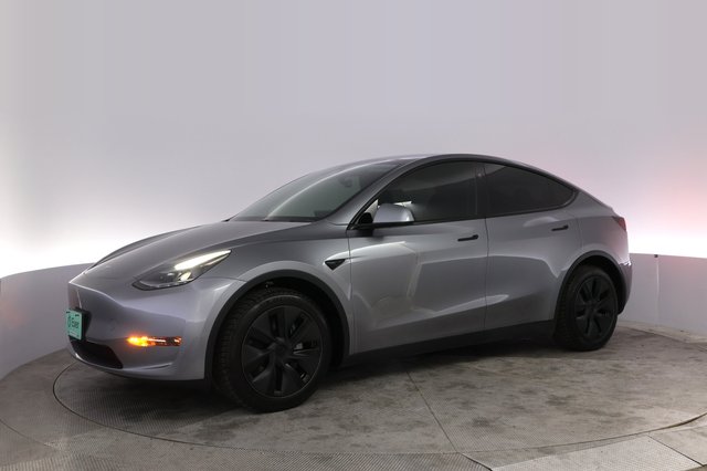 2025 Tesla Model Y — photo 14 of 24