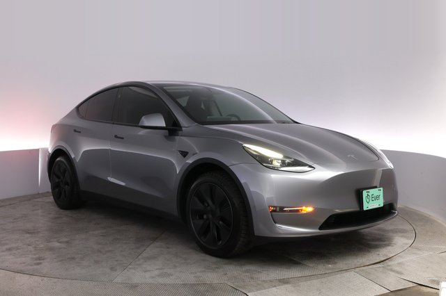2025 Tesla Model Y — photo 10 of 24