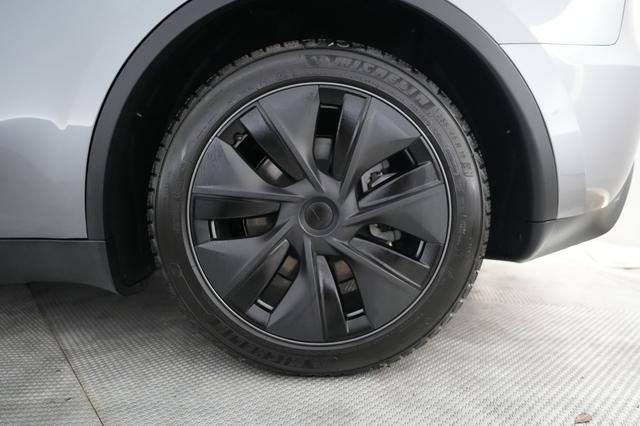 2025 Tesla Model Y — photo 7 of 24
