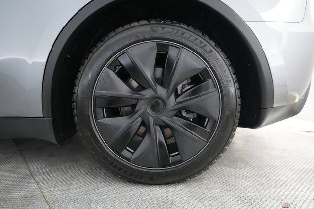 2025 Tesla Model Y — photo 7 of 24