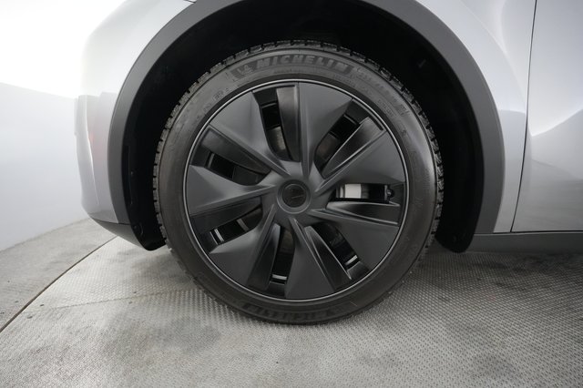 2025 Tesla Model Y — photo 15 of 24