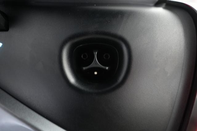 2025 Tesla Model Y — photo 8 of 24