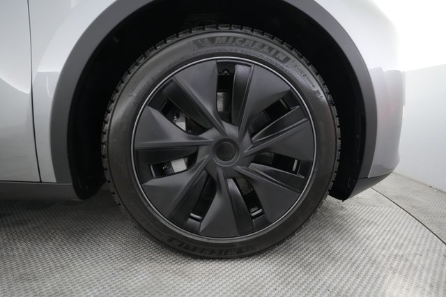 2025 Tesla Model Y — photo 16 of 24