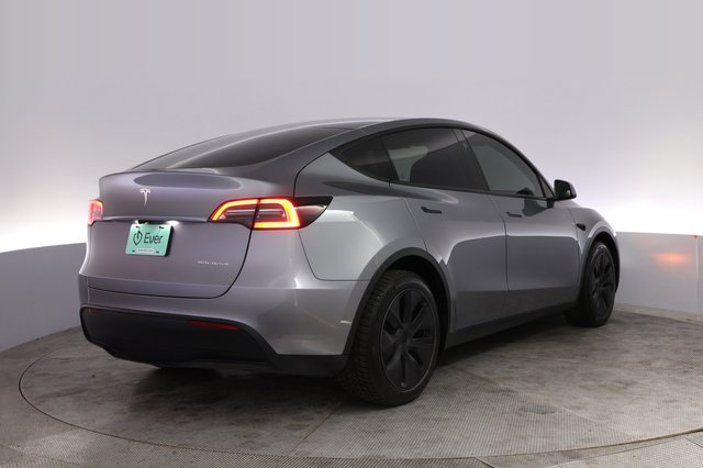 2025 Tesla Model Y — photo 2 of 24