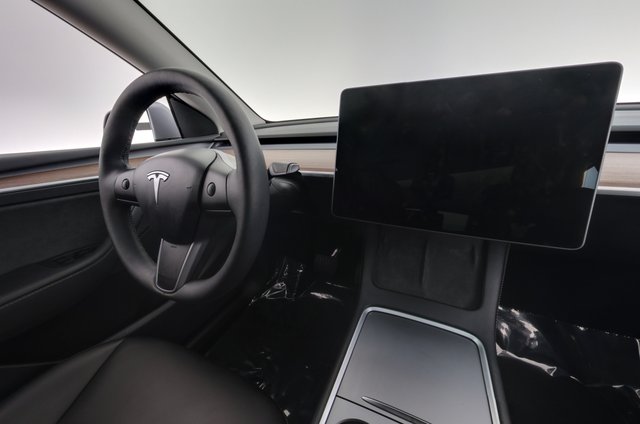 2025 Tesla Model Y — photo 20 of 24