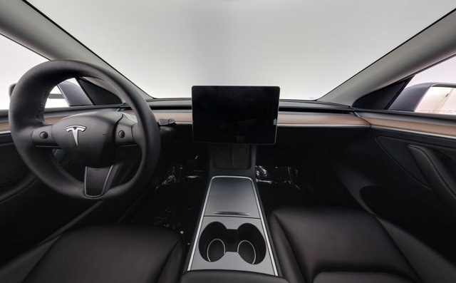 2025 Tesla Model Y — photo 21 of 24
