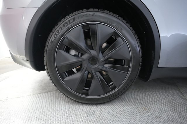 2025 Tesla Model Y — photo 17 of 24