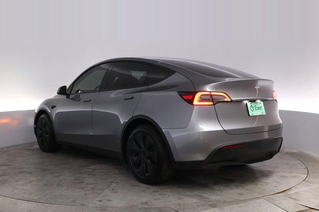 2025 Tesla Model Y — photo 13 of 24