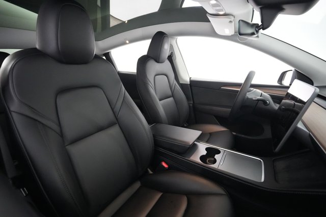 2025 Tesla Model Y — photo 18 of 24
