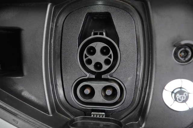 2022 Ford F-150 Lightning — photo 8 of 16