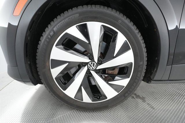 2021 Volkswagen ID.4 — photo 14 of 36