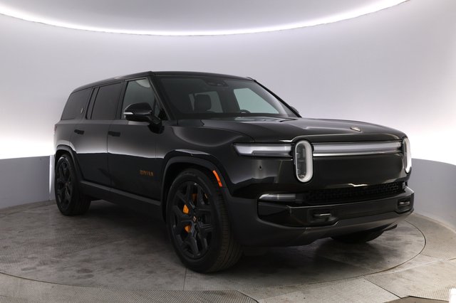 2025 Rivian R1S — photo 10 of 24