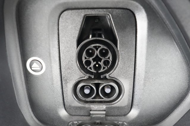 2025 Rivian R1S — photo 8 of 24